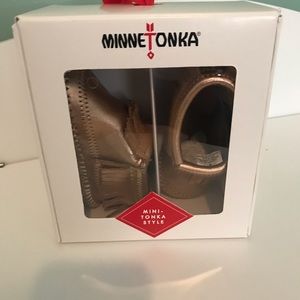 Minnetonka Rose Gold shoes NIB NWT